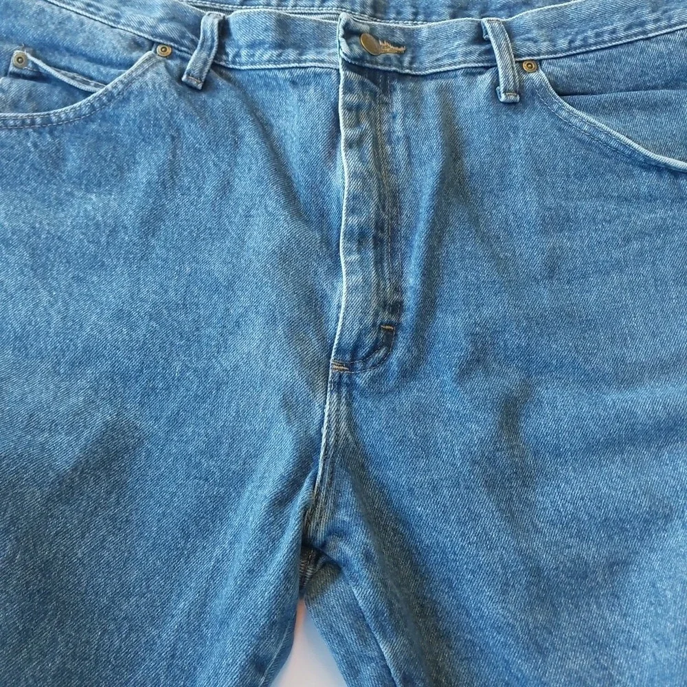 Wrangler Men's size 40x32 Med Wash Blue Denim Jeans Regular Fit‎